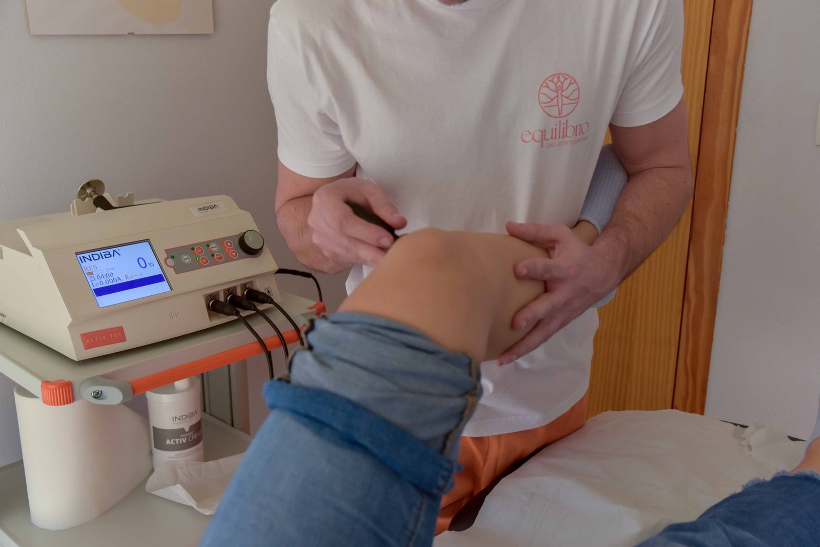 Tratamiento de fisioterapia con radiofrecuencia INDIBA en rodilla en clínica de Pilar de la Horadada