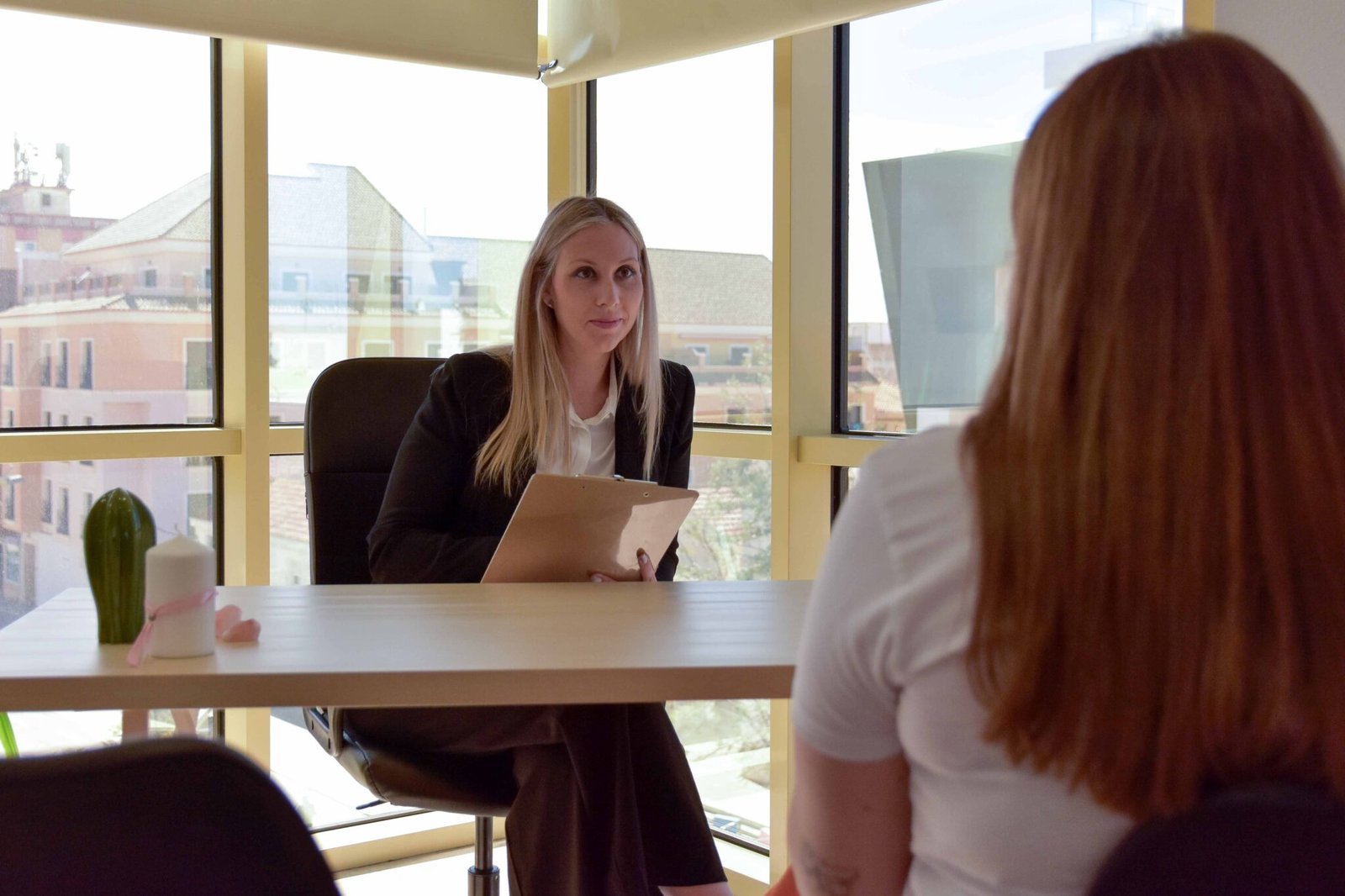 Psicóloga en consulta atendiendo a paciente en Pilar de la Horadada