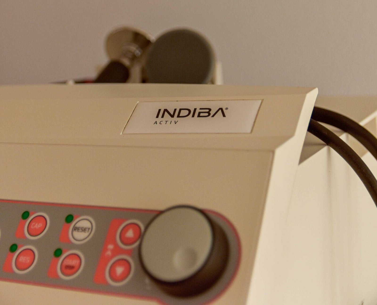 Equipo de radiofrecuencia INDIBA Activ utilizado en tratamientos de fisioterapia en Pilar de la Horadada