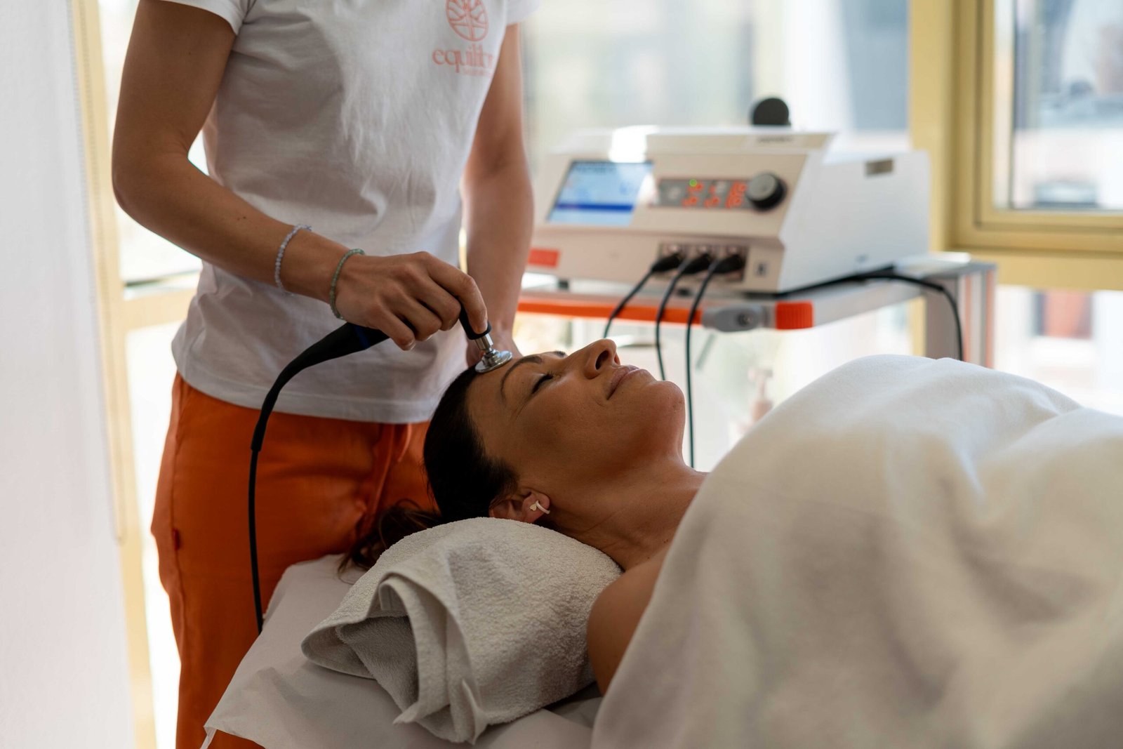 Tratamiento facial con radiofrecuencia INDIBA en clínica de Pilar de la Horadada