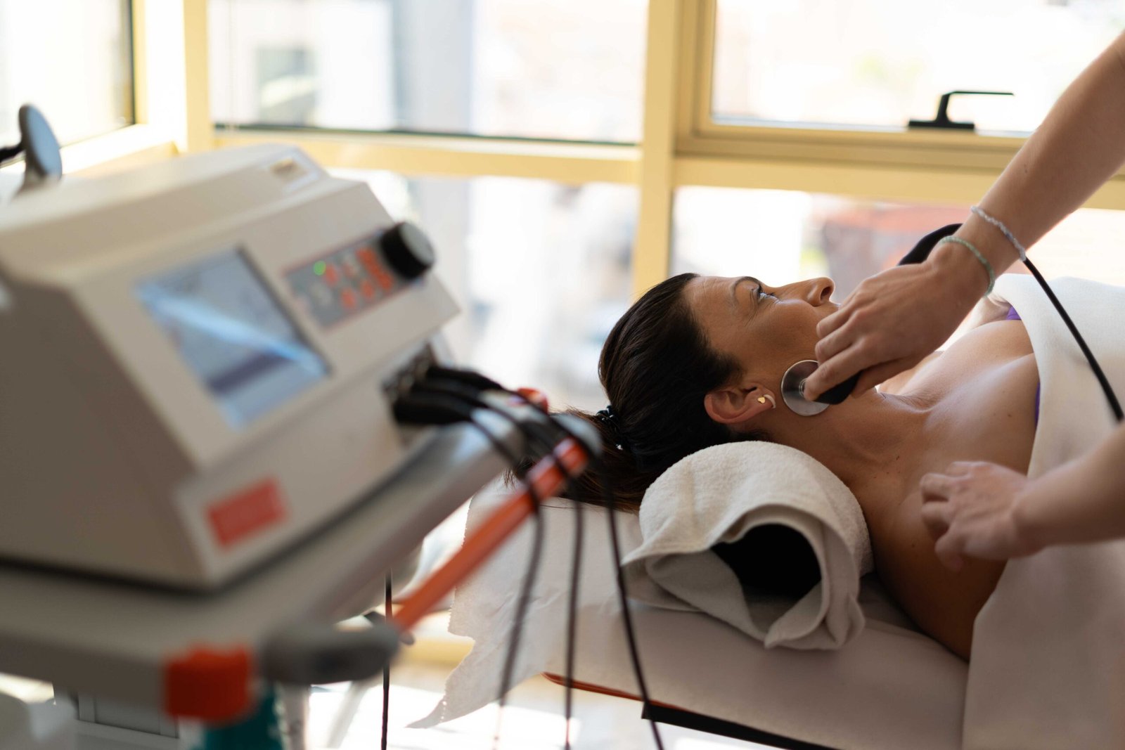 Tratamiento con radiofrecuencia INDIBA en la zona cervical en clínica de Pilar de la Horadada