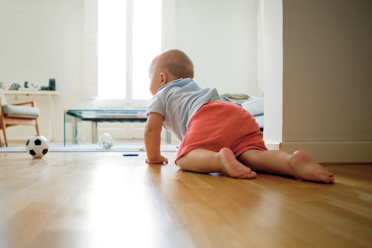 Por qué es importante que los bebés gateen antes de andar