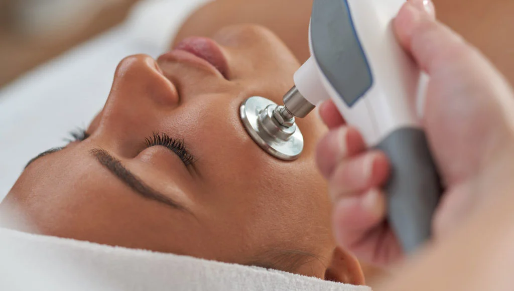 Tratamiento de radiofrecuencia INDIBA facial para mejorar la firmeza y luminosidad de la piel – beneficios INDIBA facial.