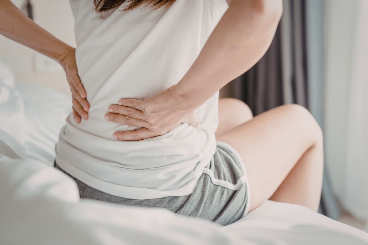 por qué me duele la espalda todos los días al despertar